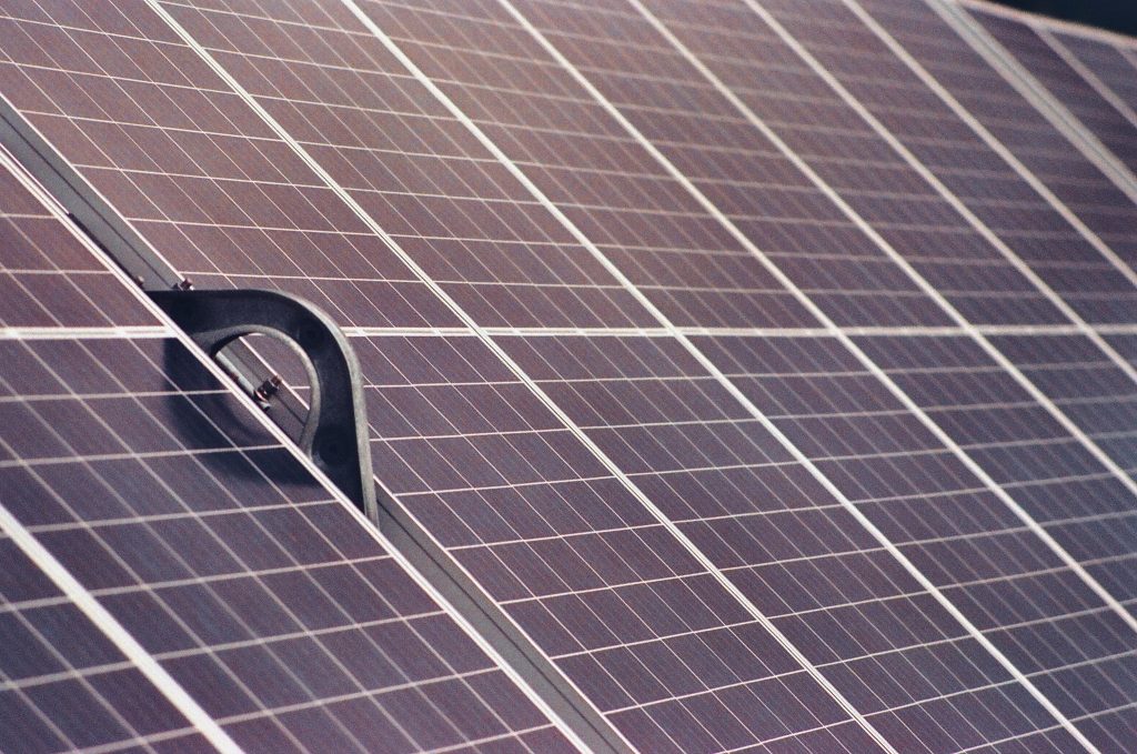 Detailed view of solar panels harnessing clean energy through photovoltaic technology. Vue détaillée de panneaux solaires exploitant l'énergie propre par la technologie photovoltaïque.