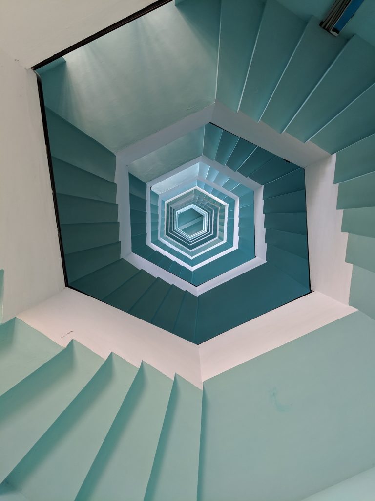 Comment bien poser un papier peint montée escalier ?