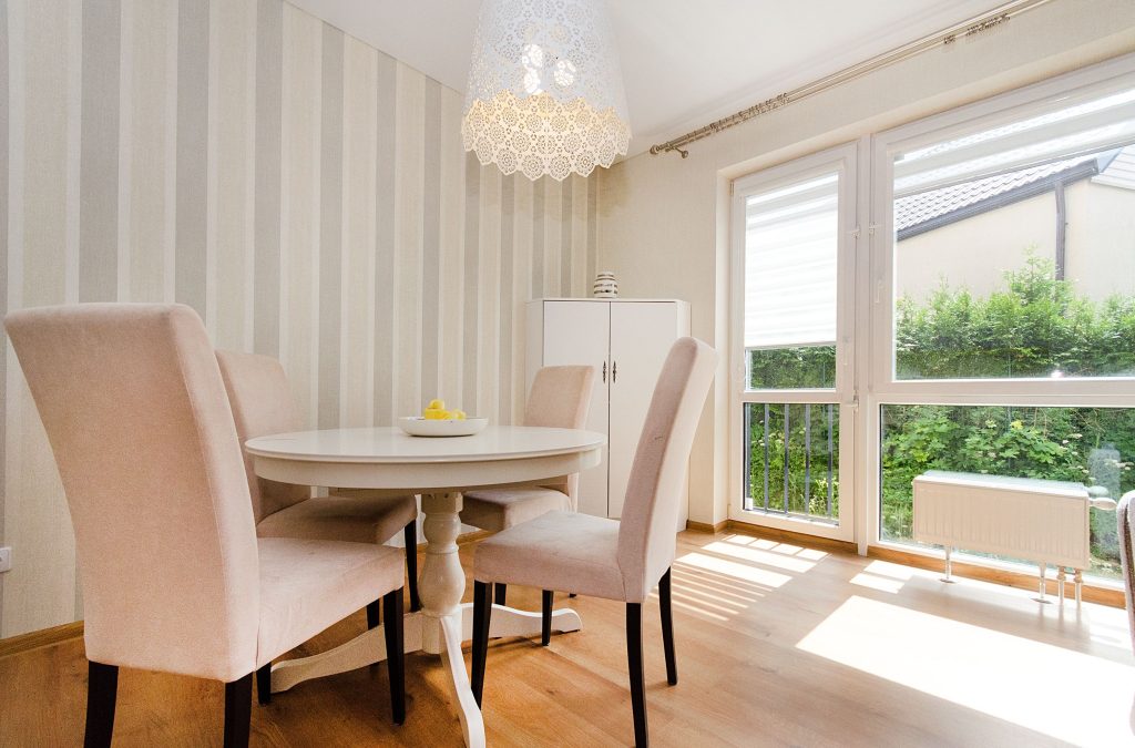 A bright and modern dining room with elegant furniture and natural light. Une salle à manger lumineuse et moderne avec des meubles élégants et la lumière naturelle.