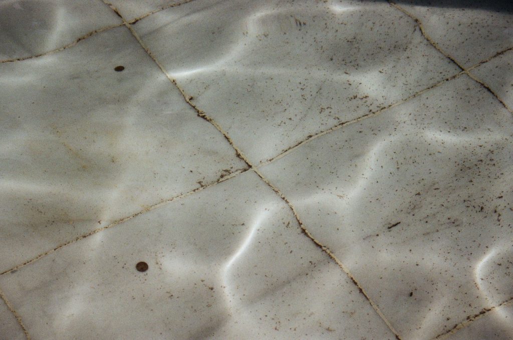 Carrelage piscine sale avec dépôt marron