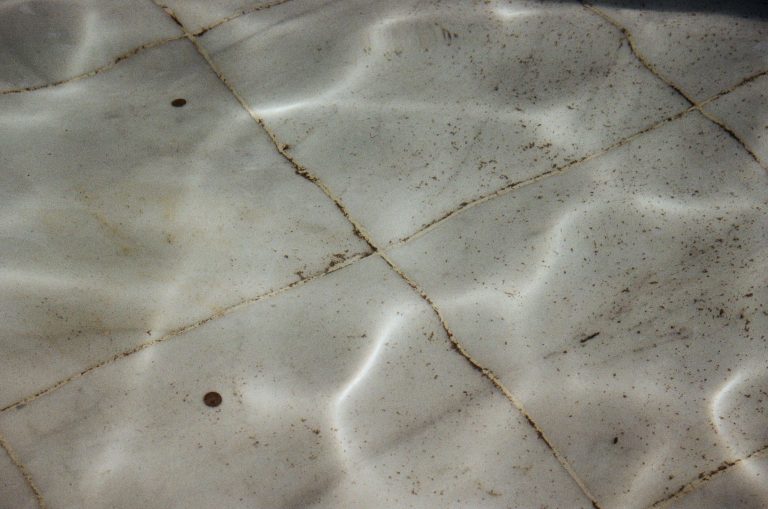 Dépôt marron au fond de la piscine, d&rsquo;où ça vient ?