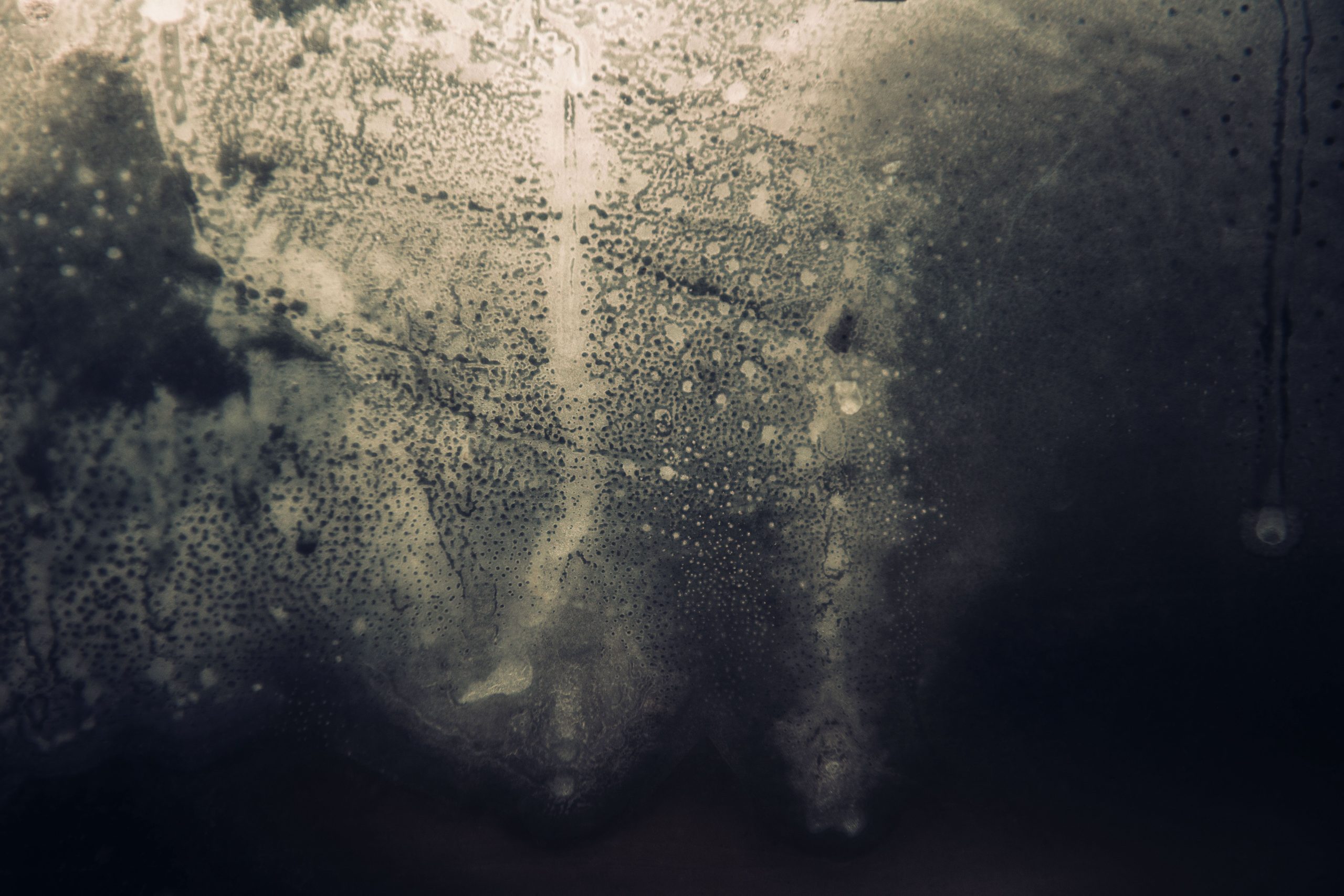 Verre embué avec textures de vapeur abstraites