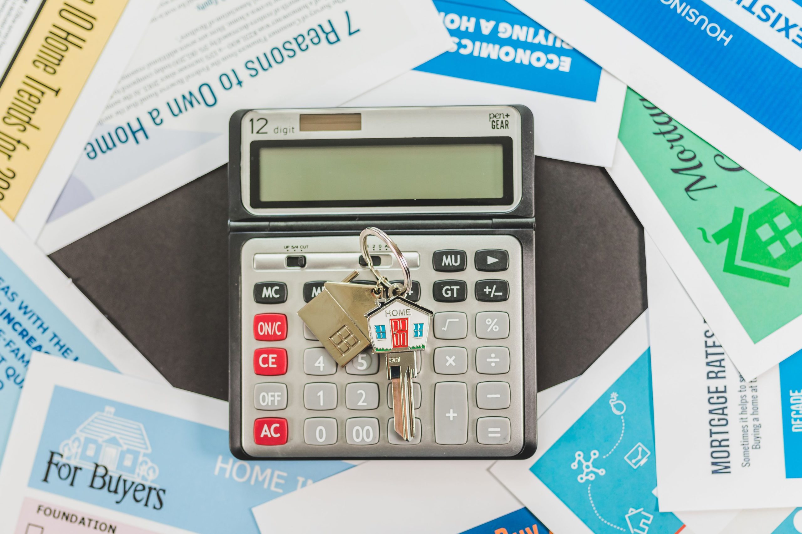 Calculatrice, clés et documents achat immobilier