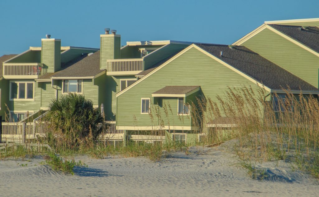 Maisons de vacances vertes au bord de mer