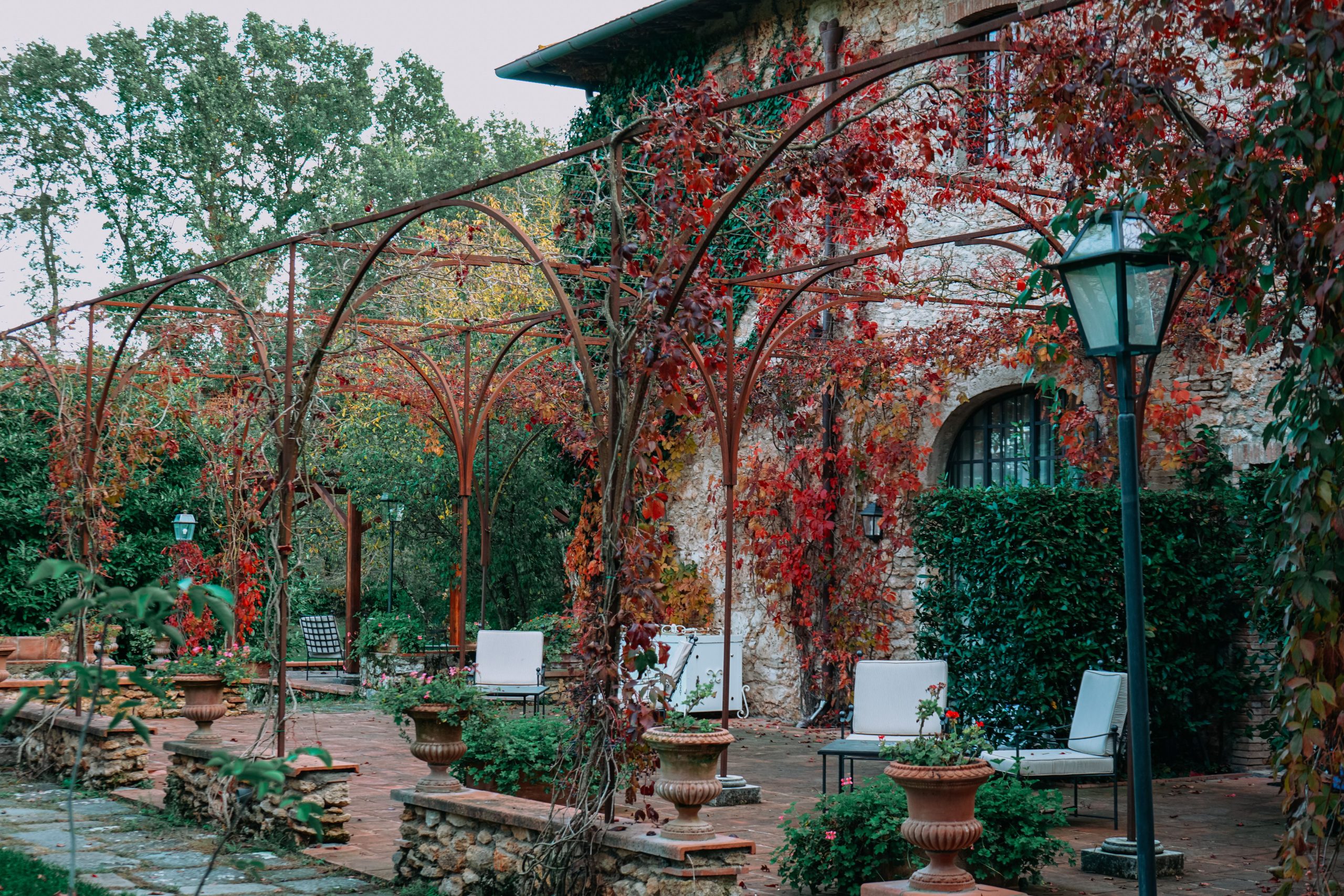 Maison pierre avec pergolas archees automnales