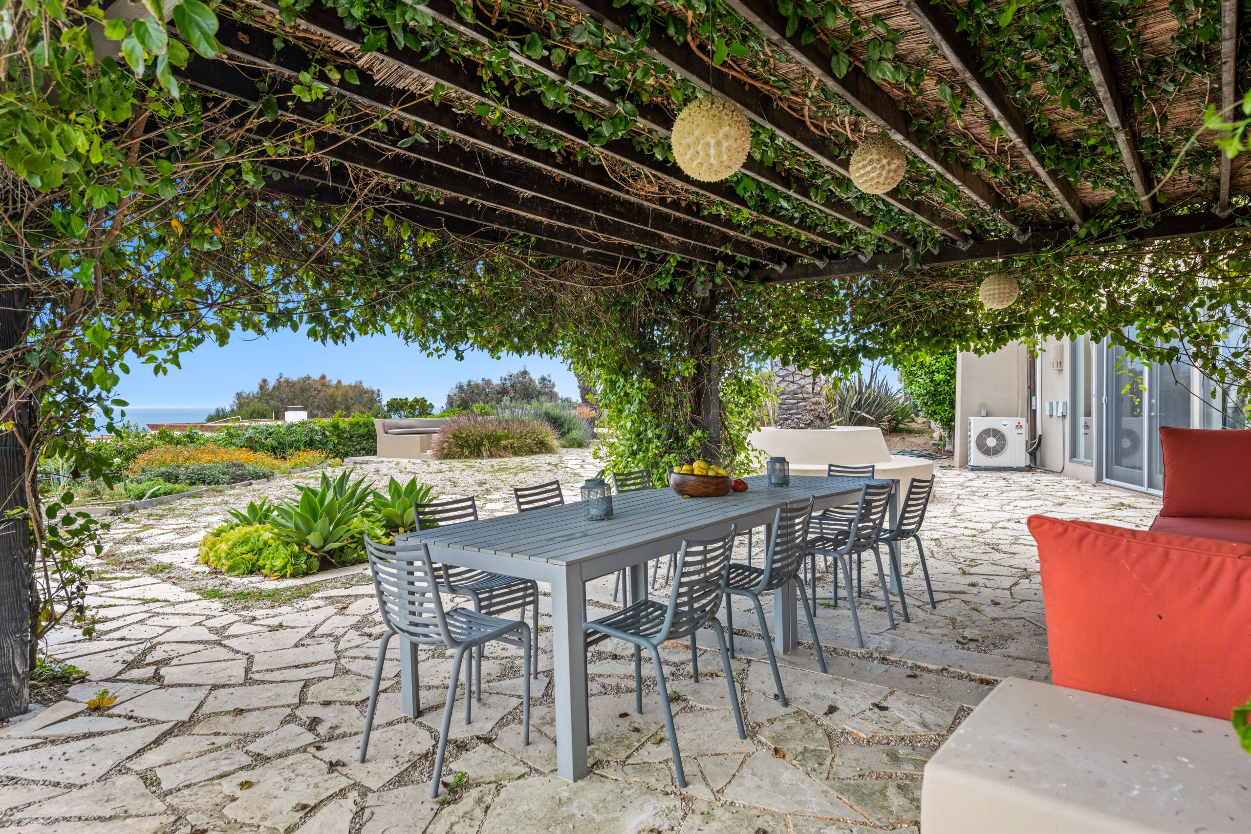Terrasse sous pergola couverte de vignes
