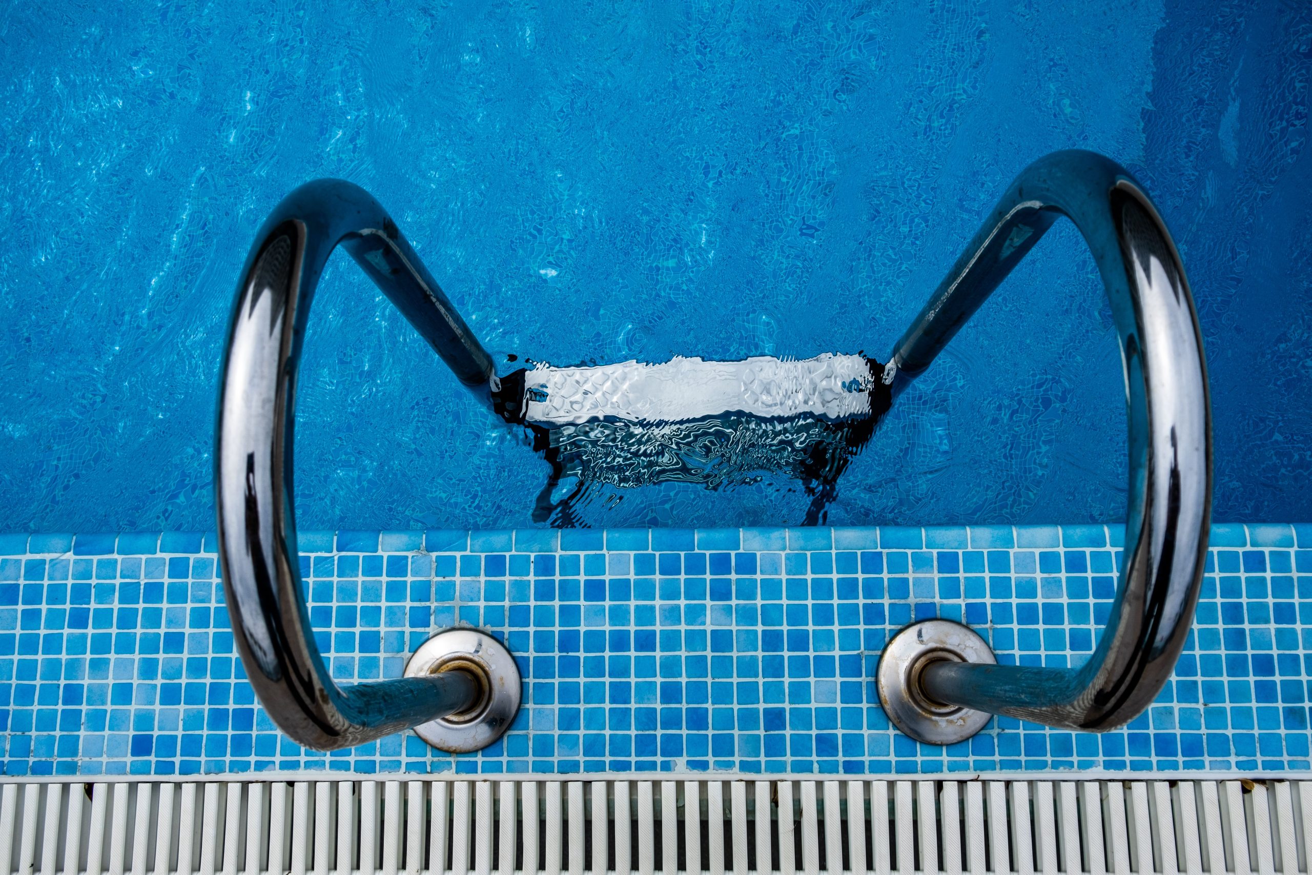 Échelle inox piscine eau bleue cristalline