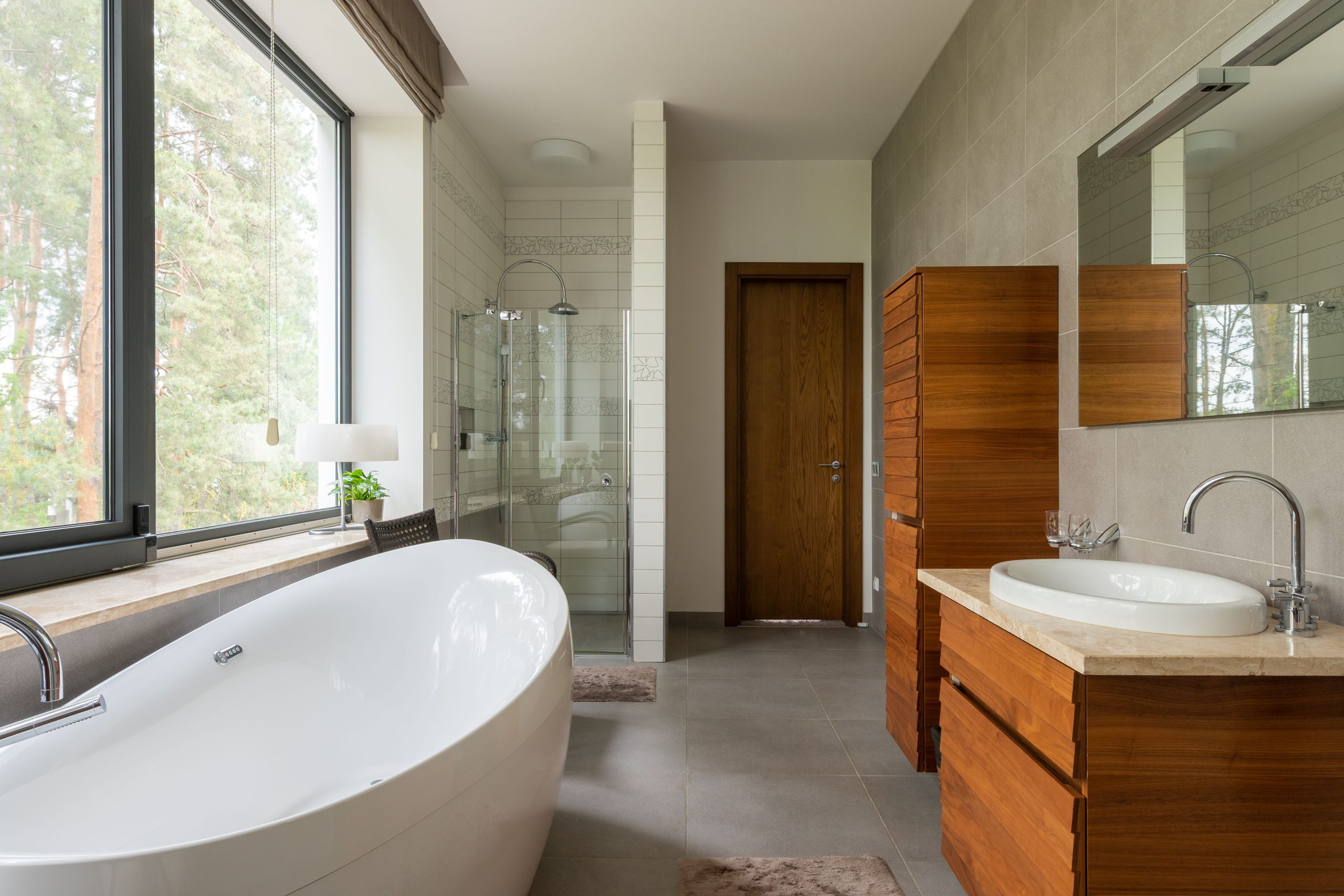 Salle de bain spacieuse avec miroir et cabine douche