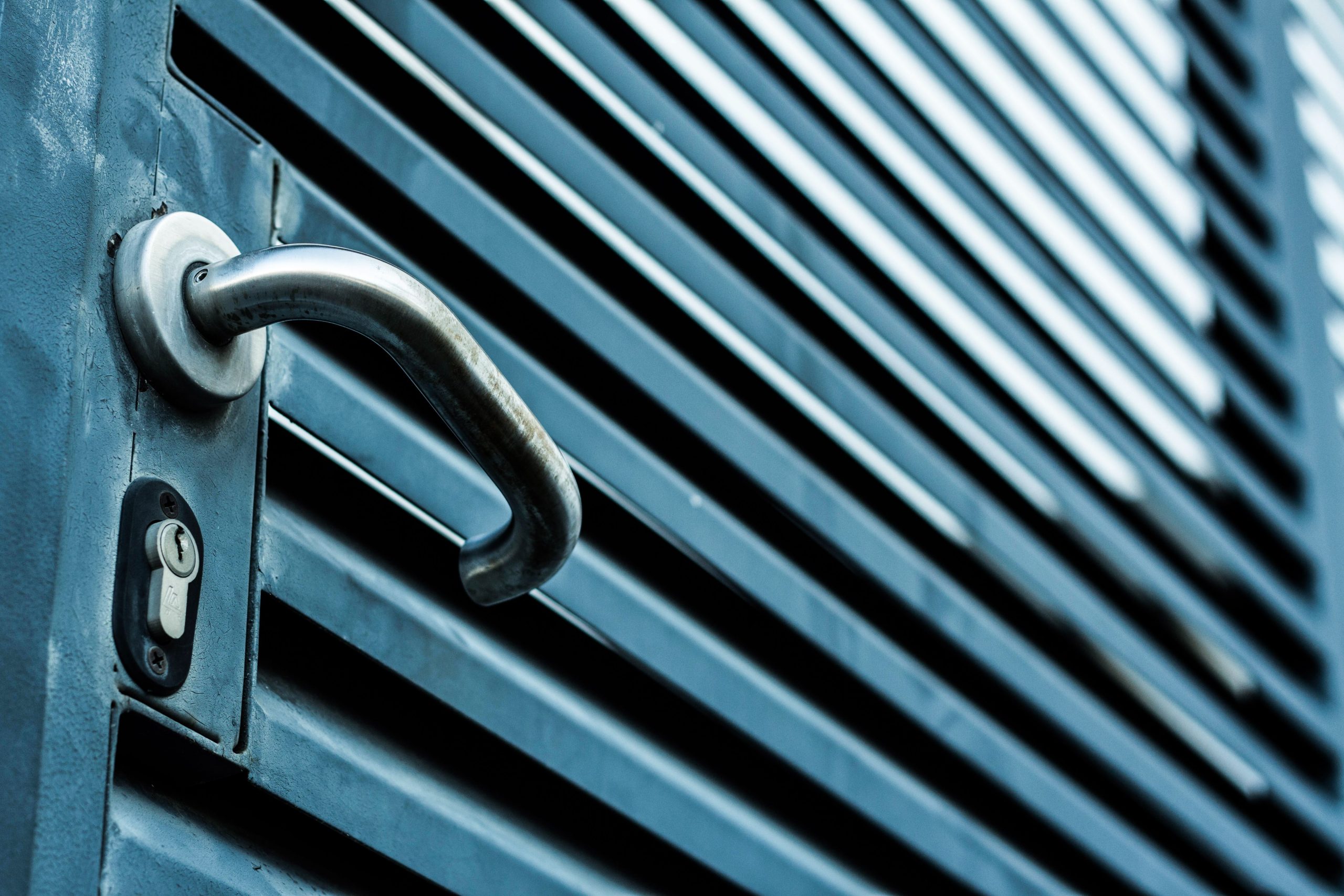 Serrure acier inoxydable sur porte bleue moderne