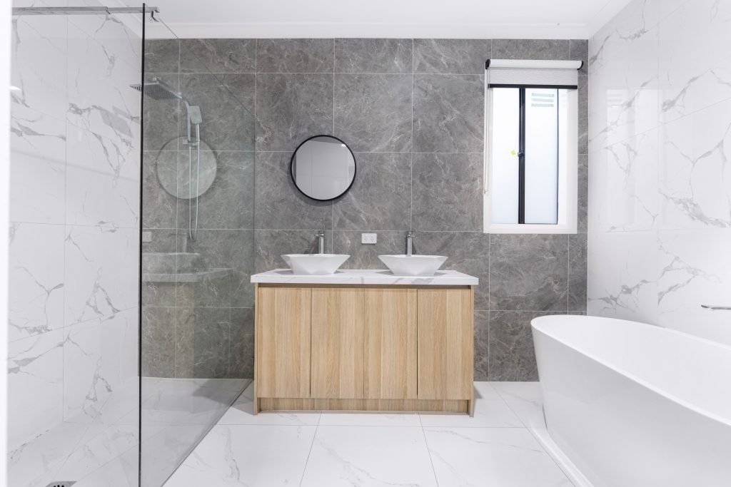 Salle de bain moderne avec double vasque et douche