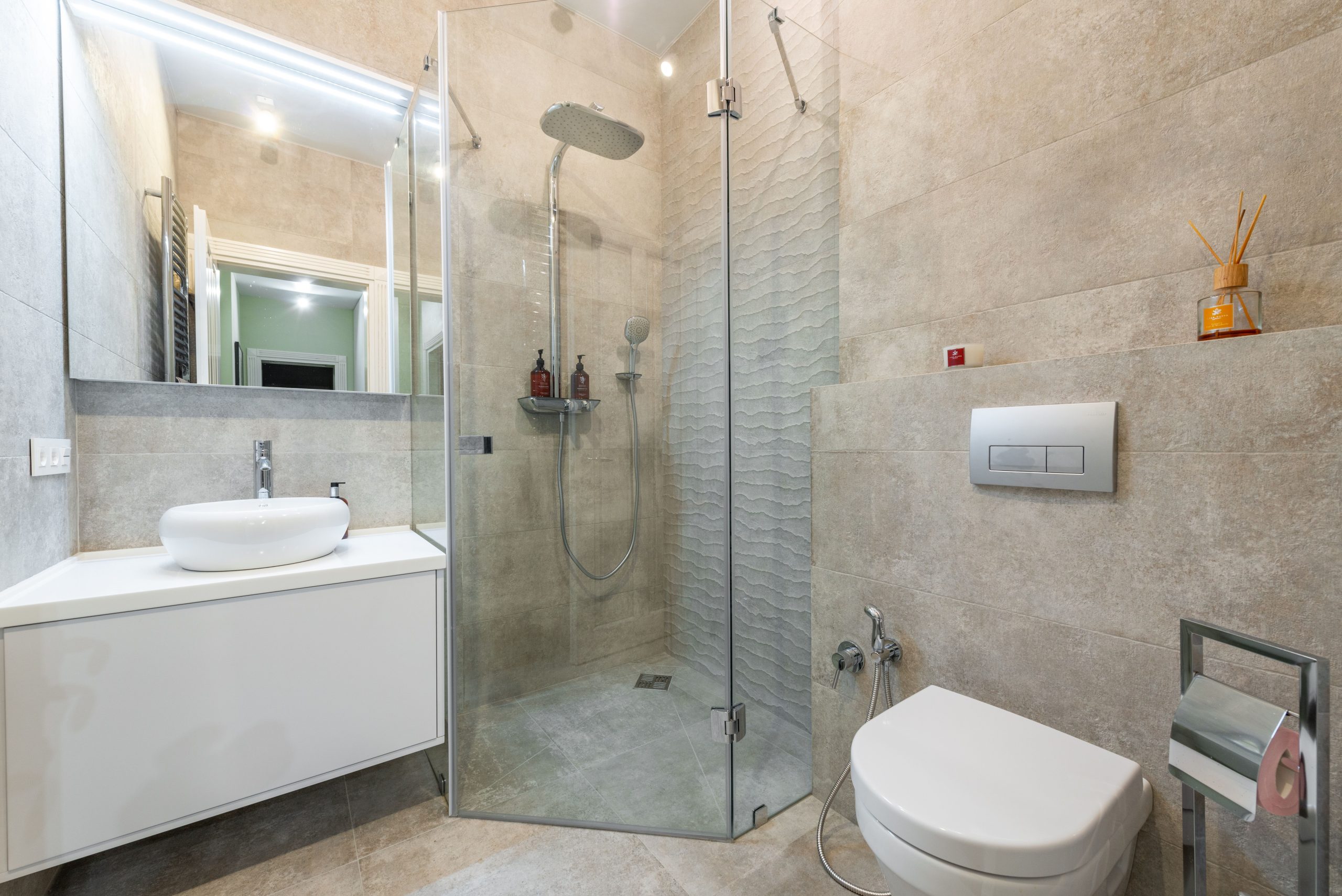 Salle de douche contemporaine avec meuble vasque et WC