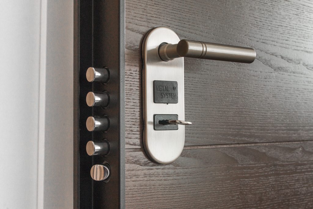 Poignée de porte métallique avec serrure et clé