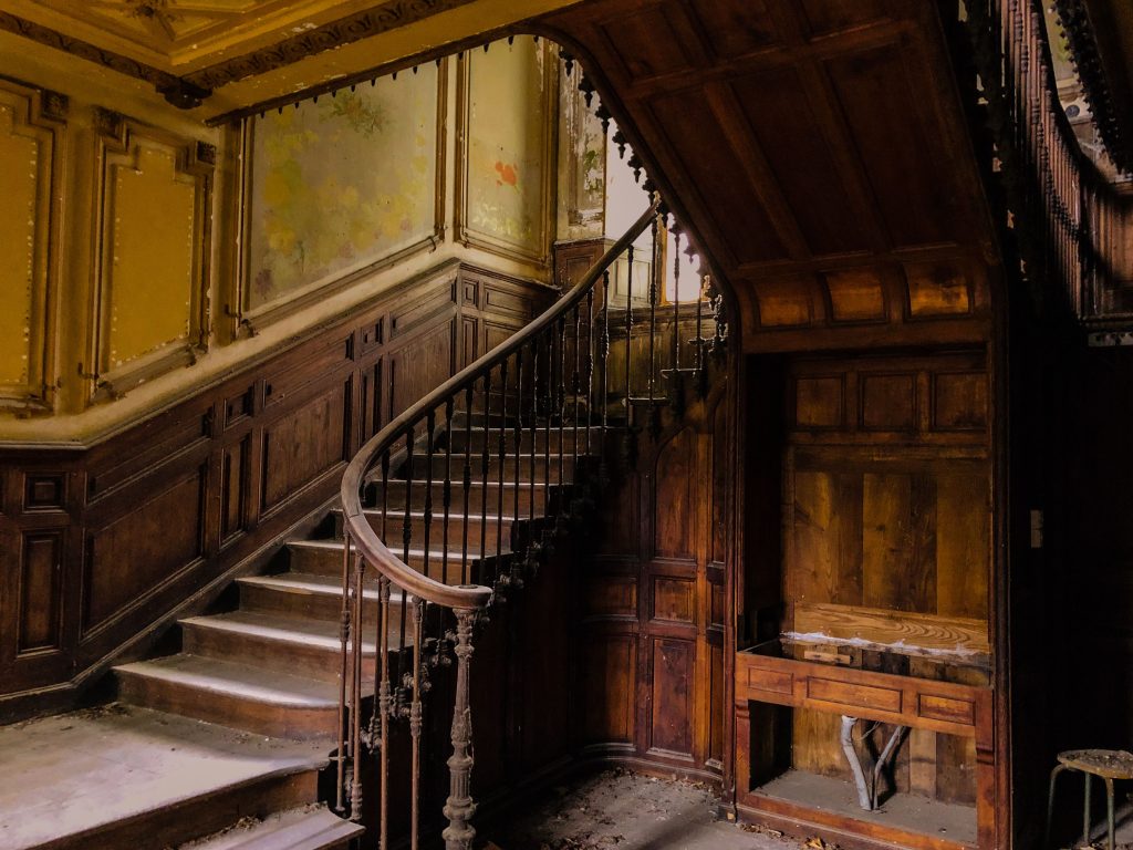 Escalier en bois avec rampe dans maison abandonnée