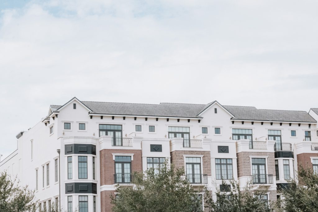 Immeuble de luxe moderne avec façade contemporaine