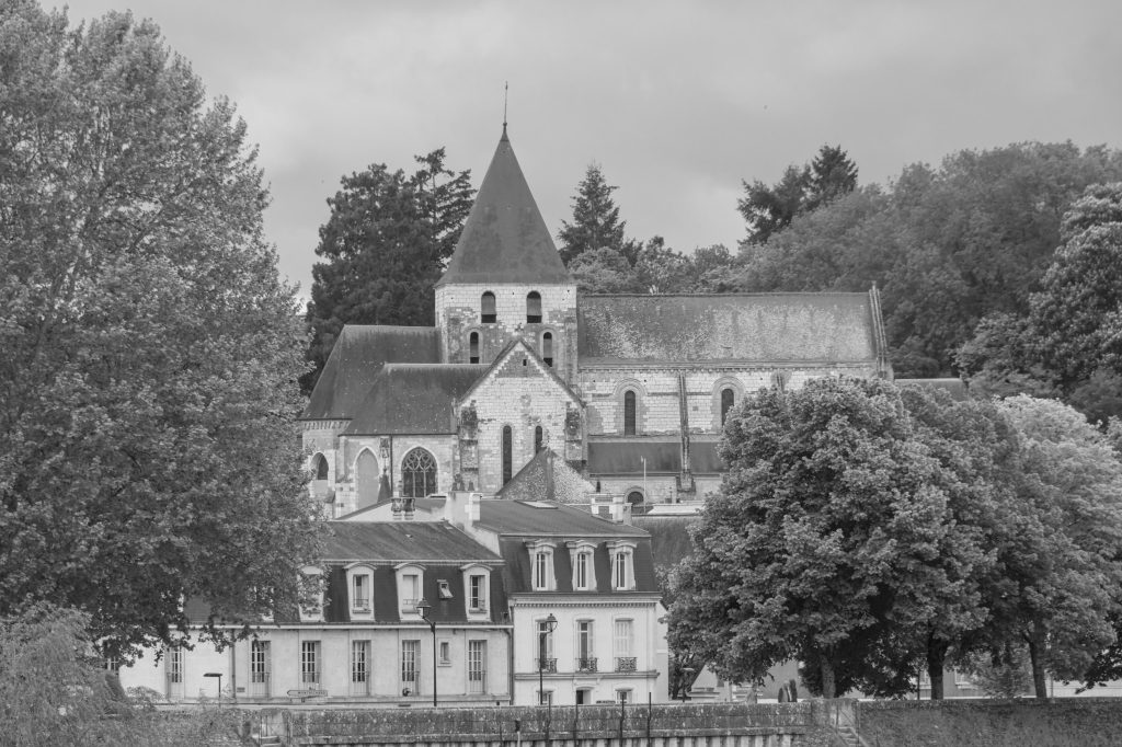Église historique entourée d'arbres paisiblement