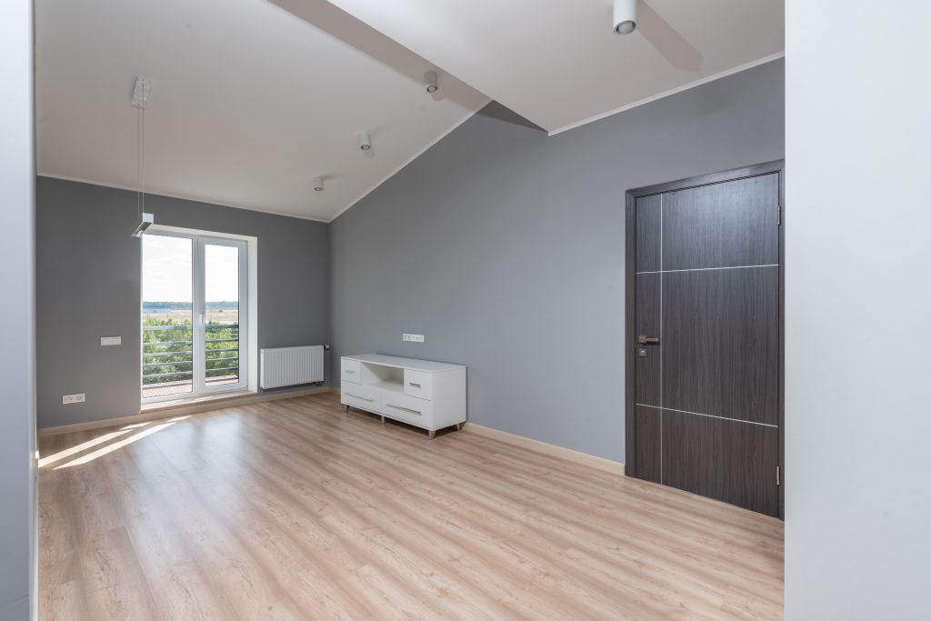 Pièce moderne lumineuse avec parquet et fenêtre