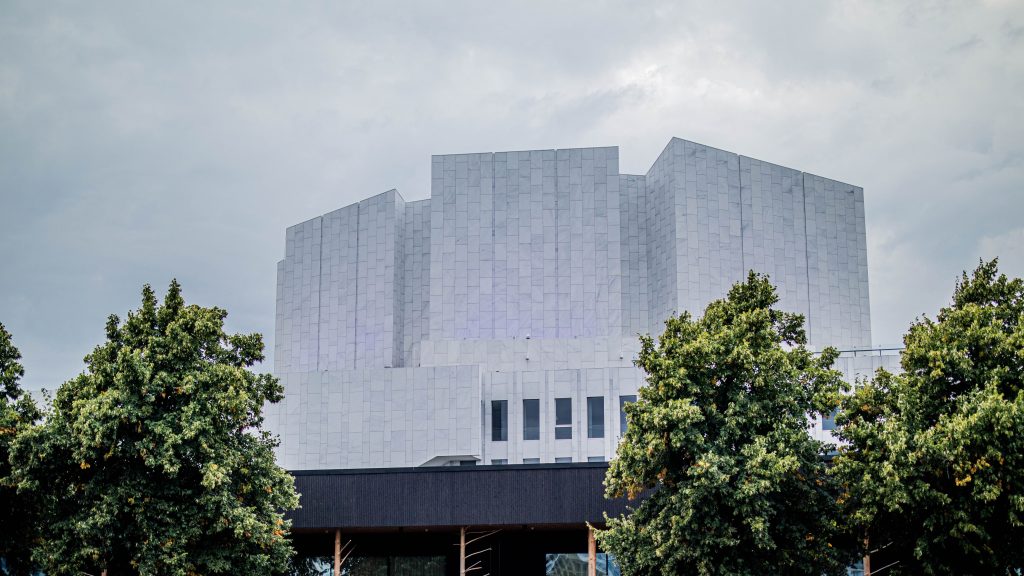 Bâtiment moderne blanc avec façade géométrique