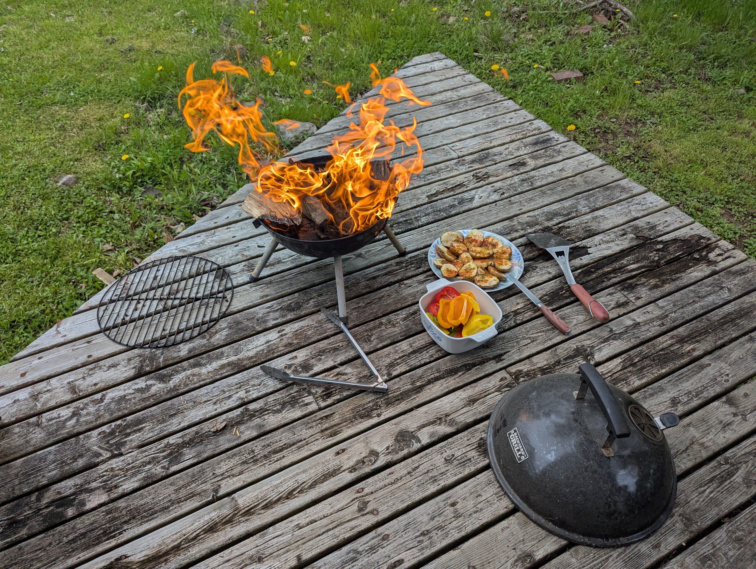 Barbecue d'été en plein air avec grill