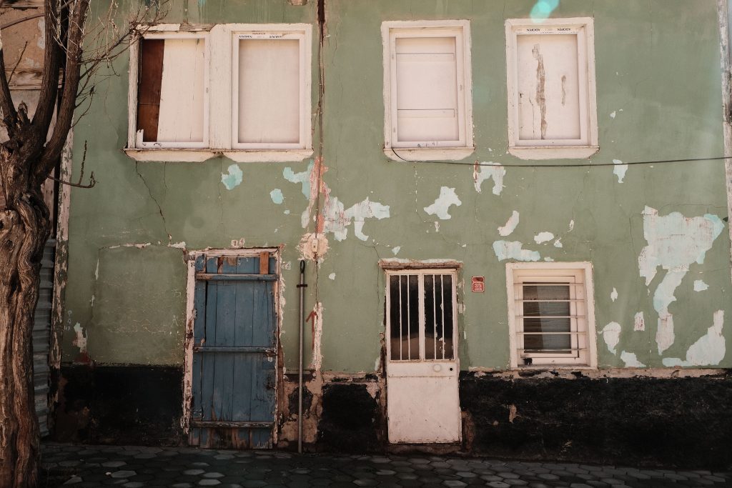 Bâtiment abandonné avec peinture verte écaillée