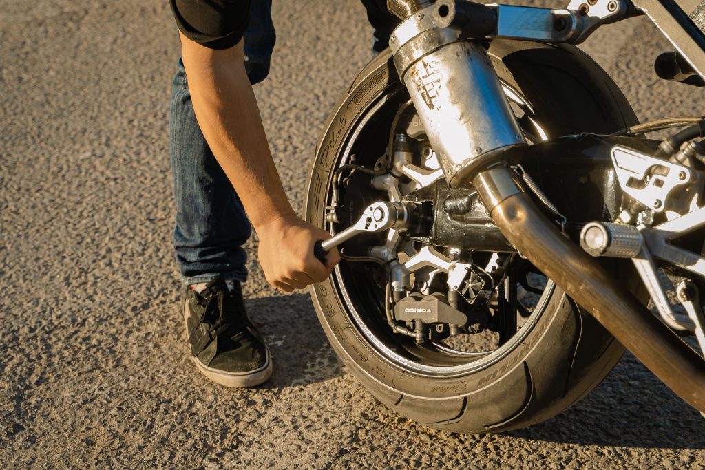 Personne utilisant une clé pour réparer une roue