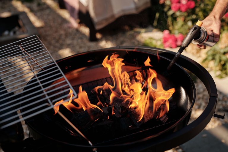 Brasero ou barbecue : quelle est vraiment la différence ?