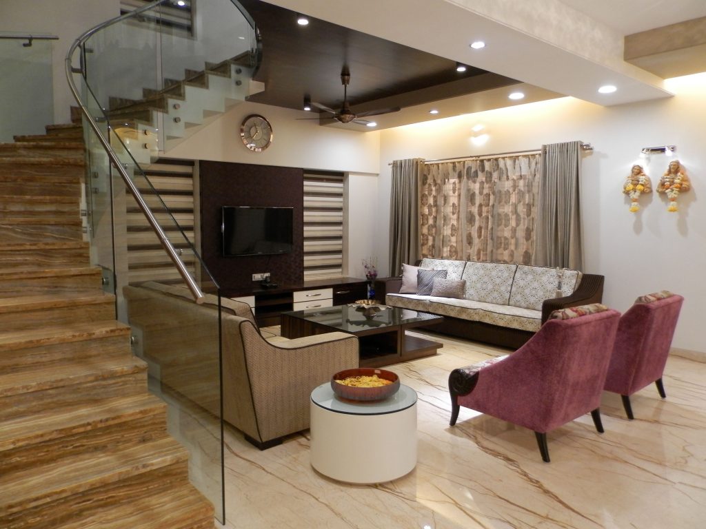 Salon élégant avec mobilier stylisé et escalier marbre