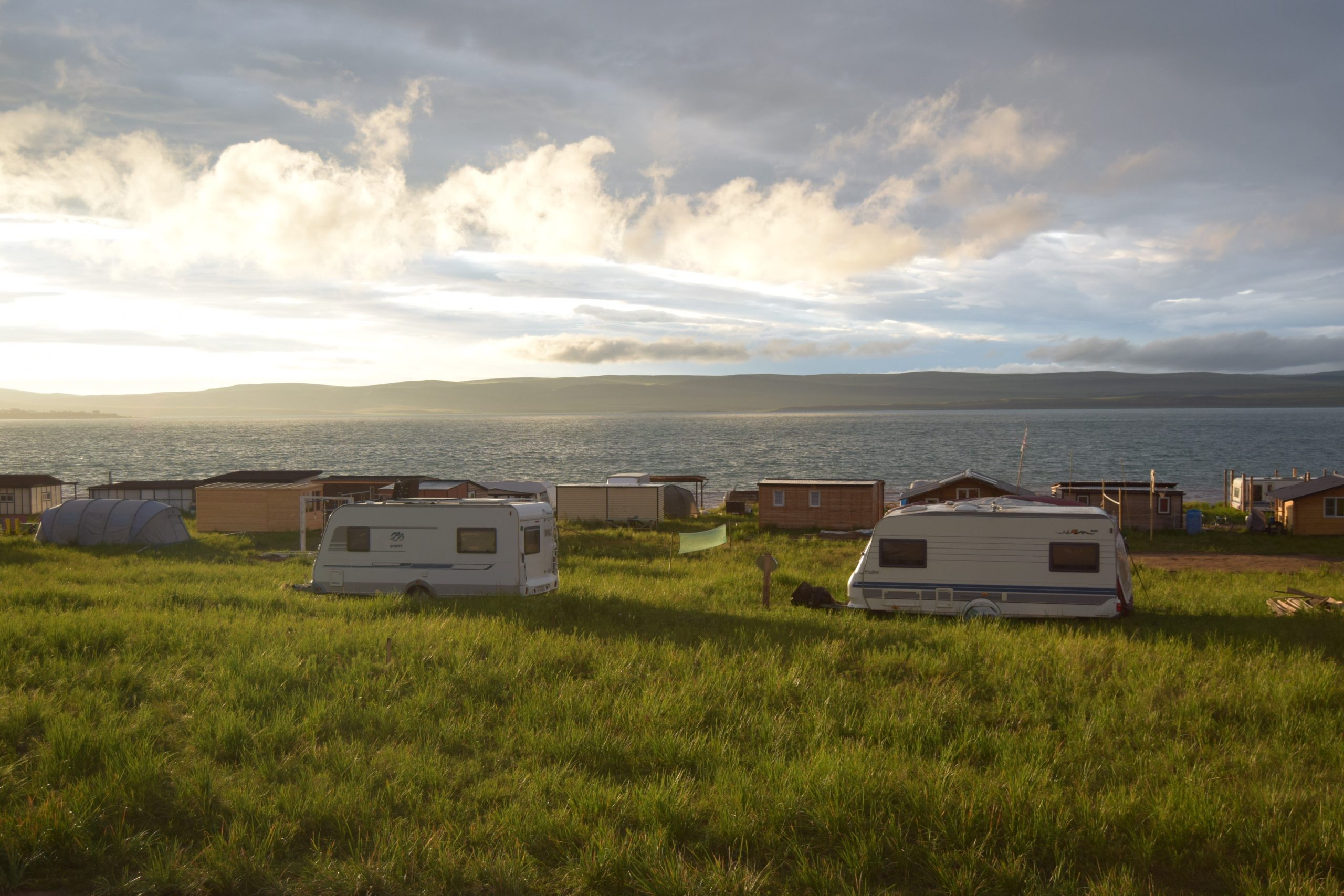 Camping côtier avec camping-cars stationnés en bord de mer