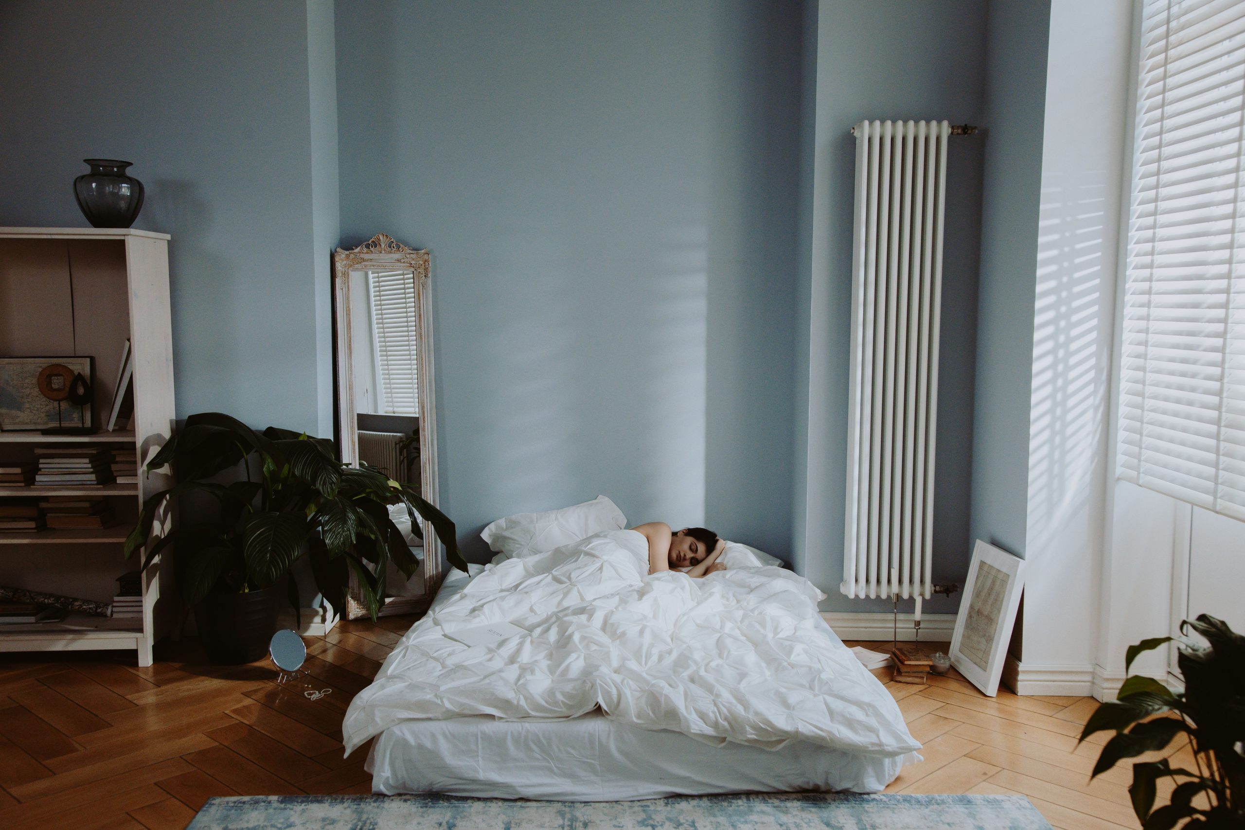 Femme dormant paisiblement dans chambre stylisée