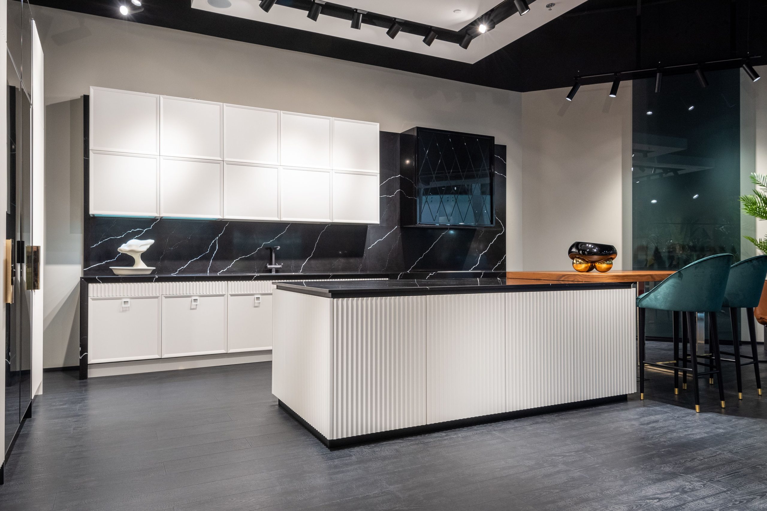 Cuisine contemporaine avec armoires blanches et plan noir