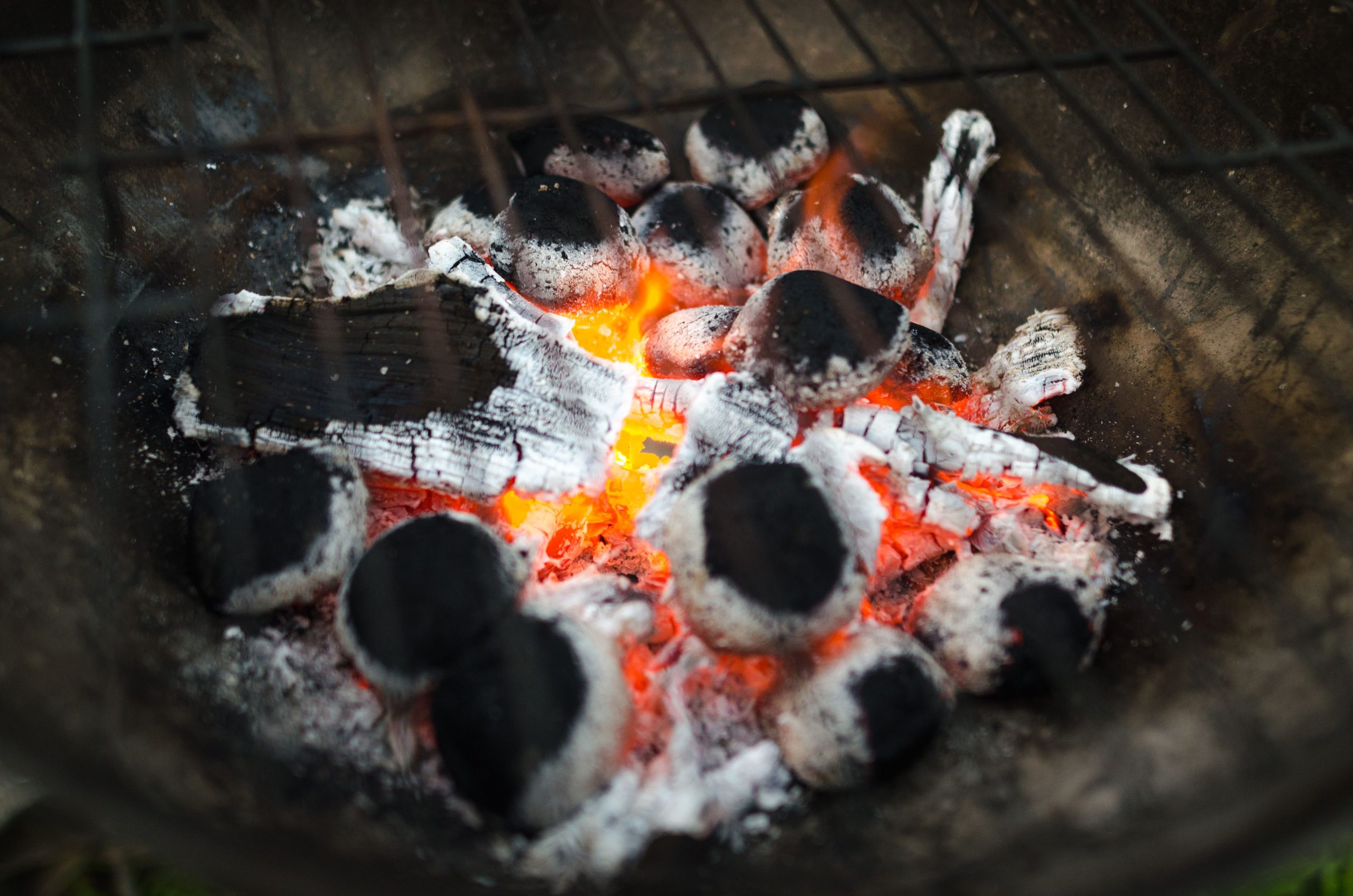 Braises incandescentes prêtes pour cuisson