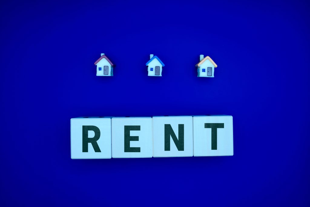Petites maisons et lettres location fond bleu