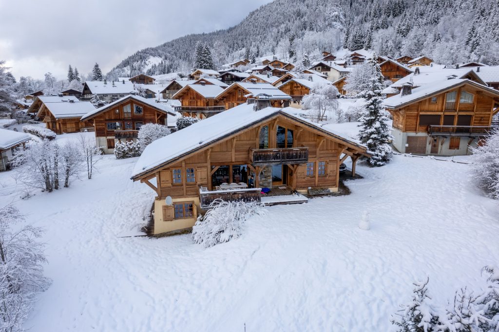 Vue aérienne de chalets enneigés aux Contamines
