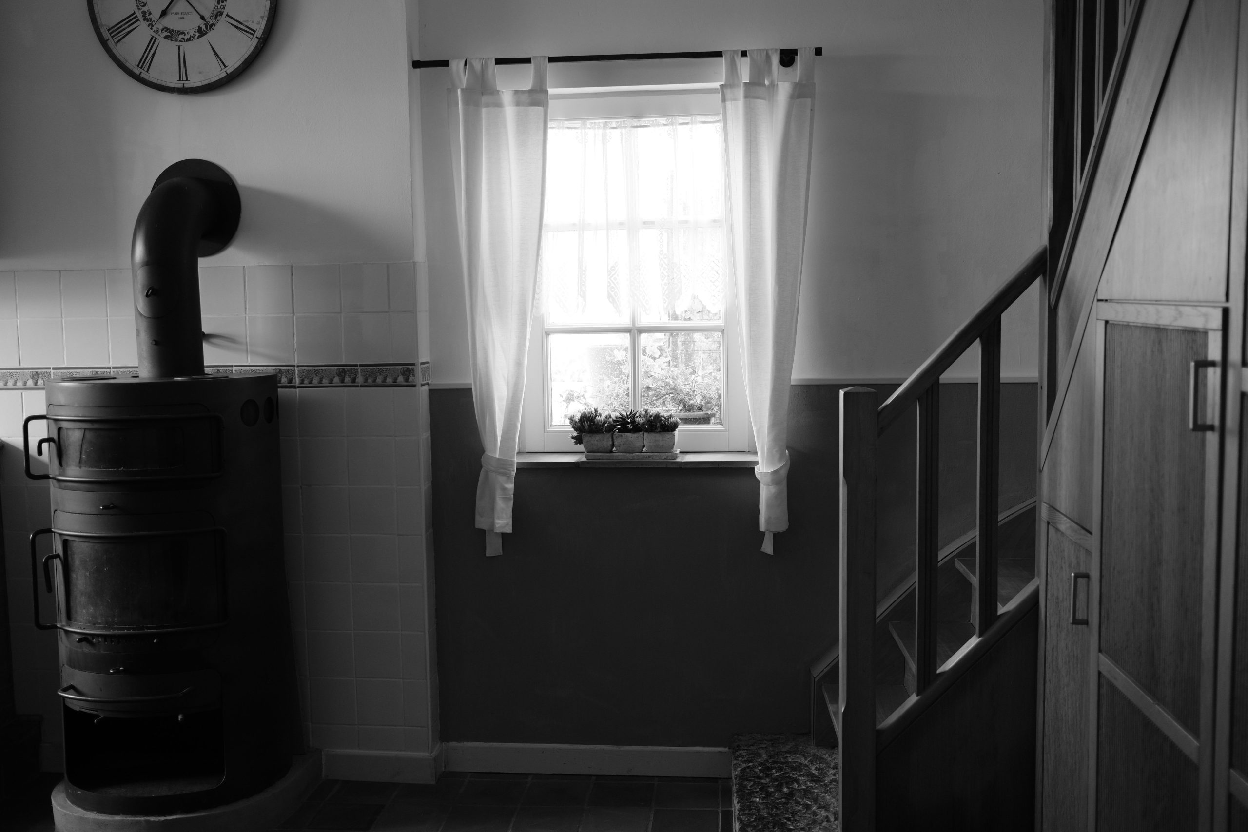 Intérieur minimaliste avec poêle noir et fenêtre