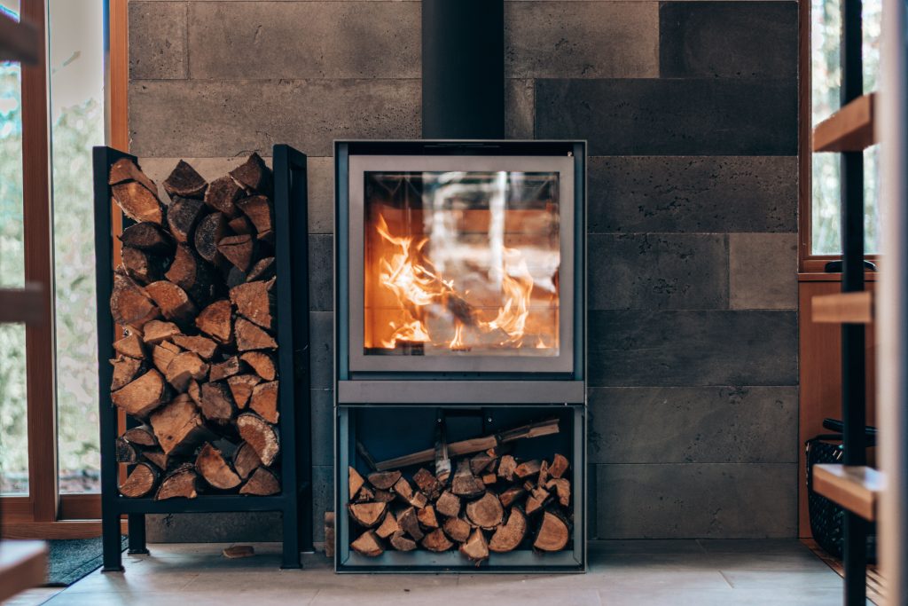 Foyer carré contemporain avec flammes et bois de chauffage
