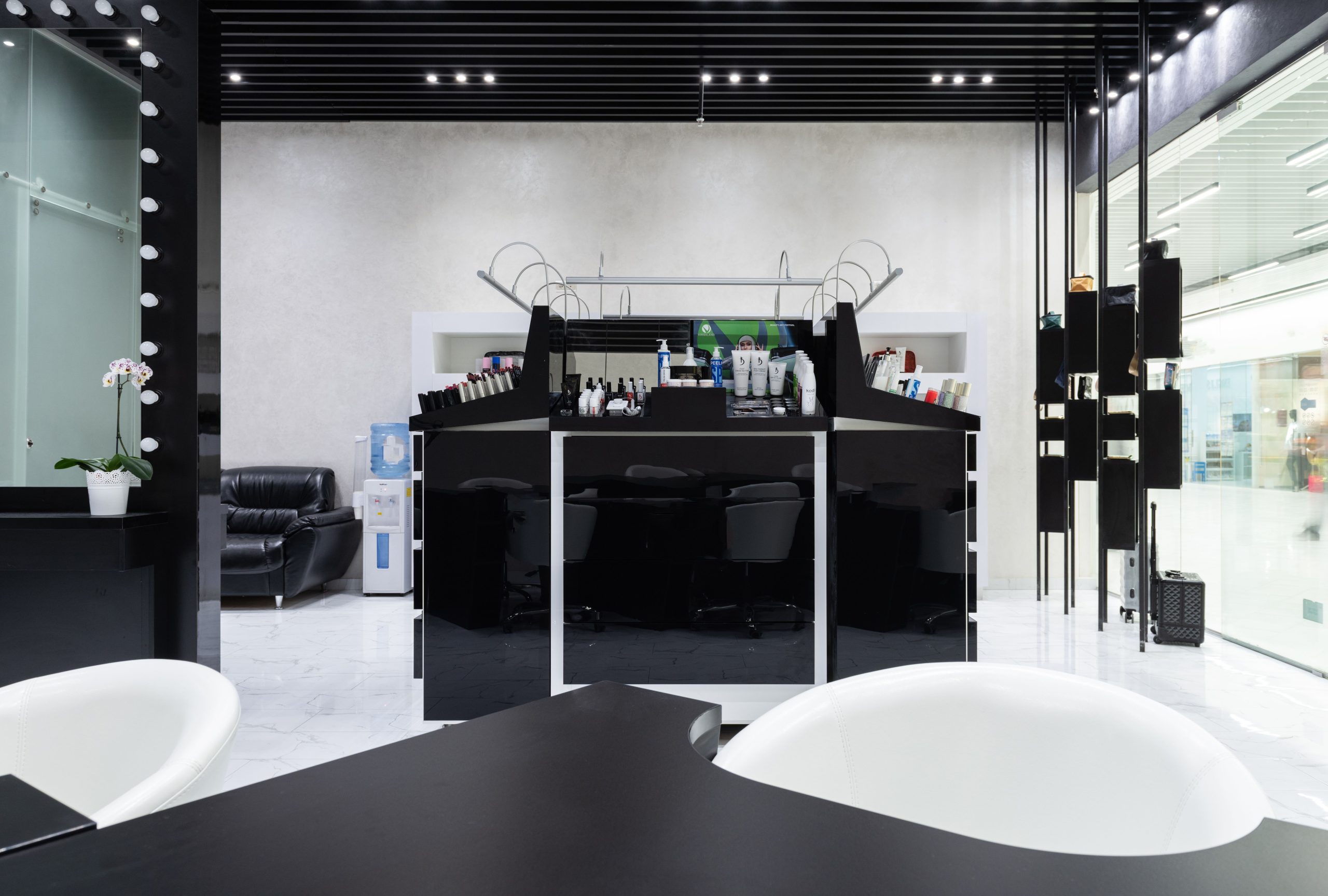 Salon de beauté chic noir et blanc luxueux