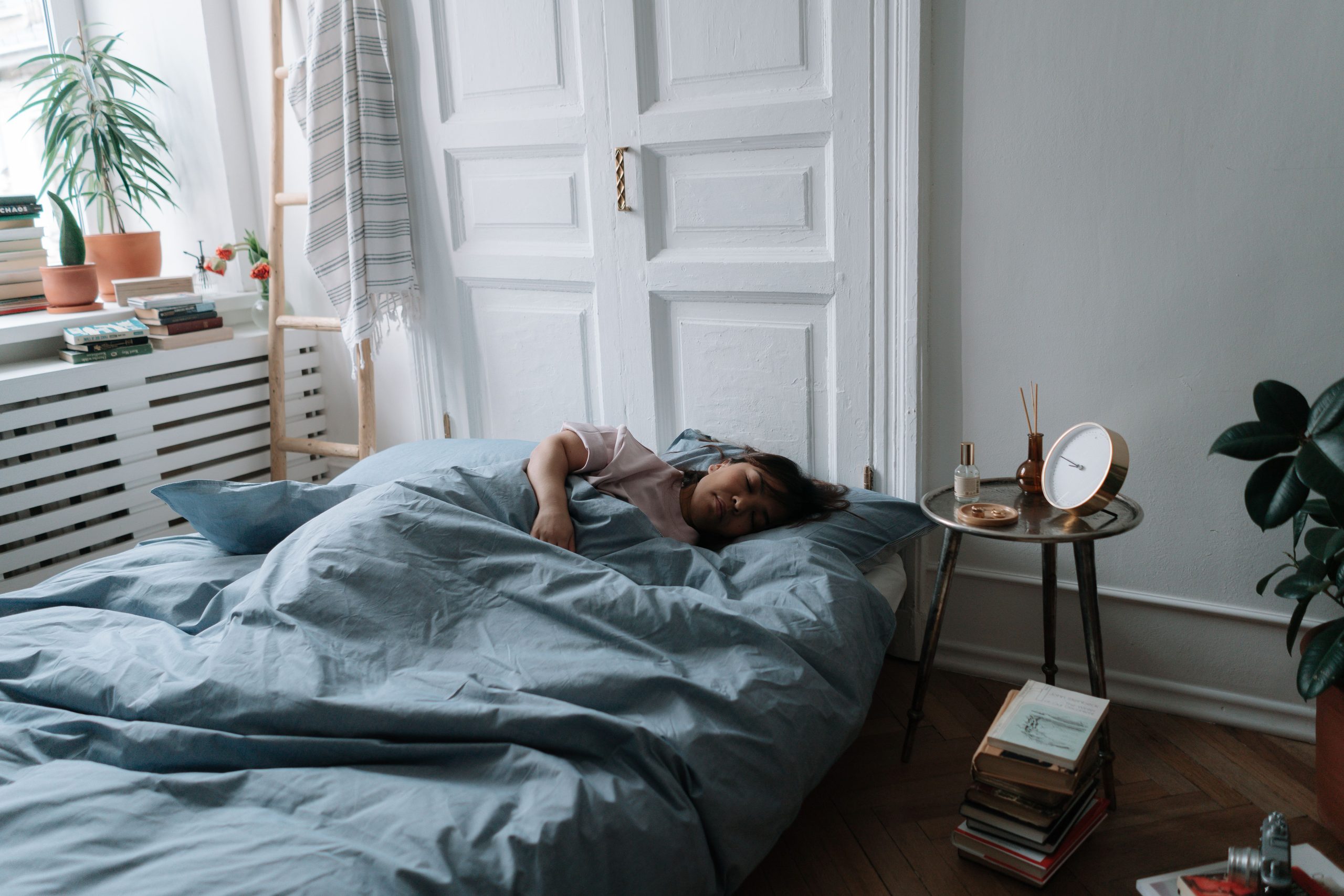 Femme endormie dans chambre avec plantes vertes