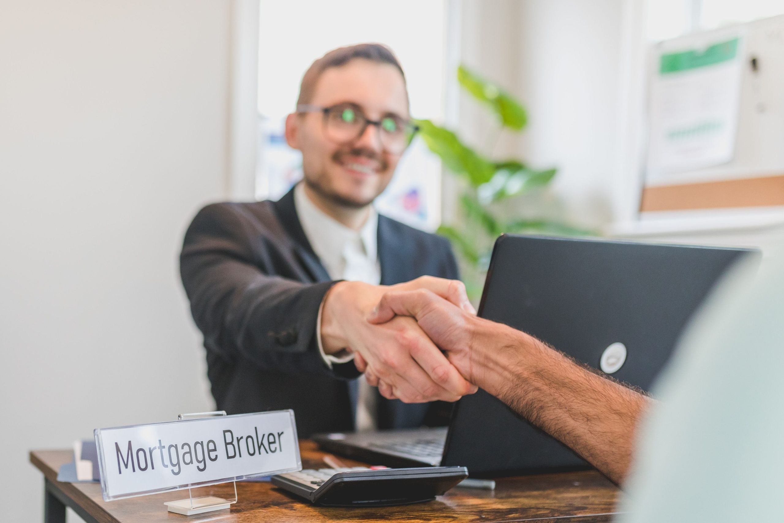 Courtier et client finalisant accord par poignée main