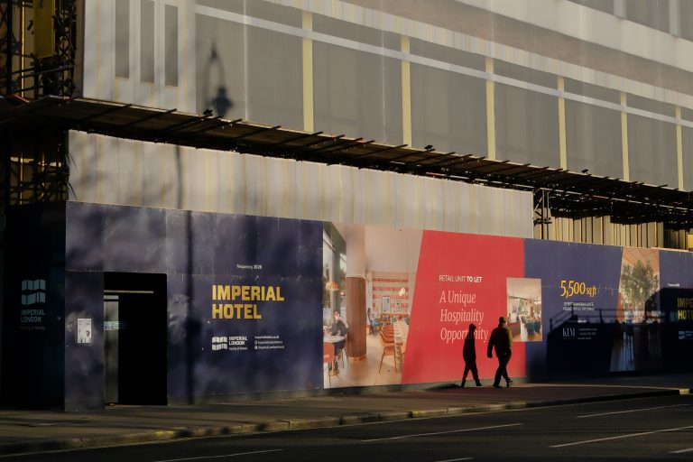 Bâche immobilier : quel matériau vraiment tenir en extérieur ?
