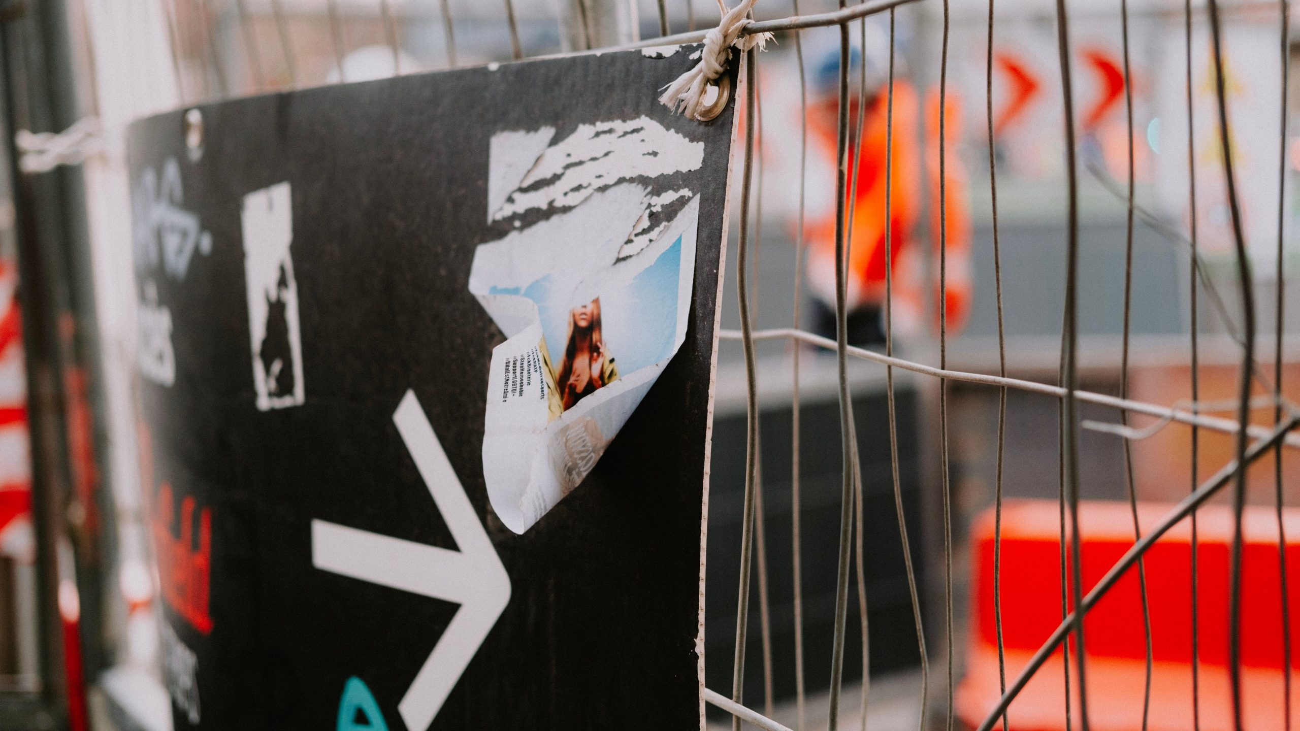 Bâche déchirée sur clôture métallique chantier
