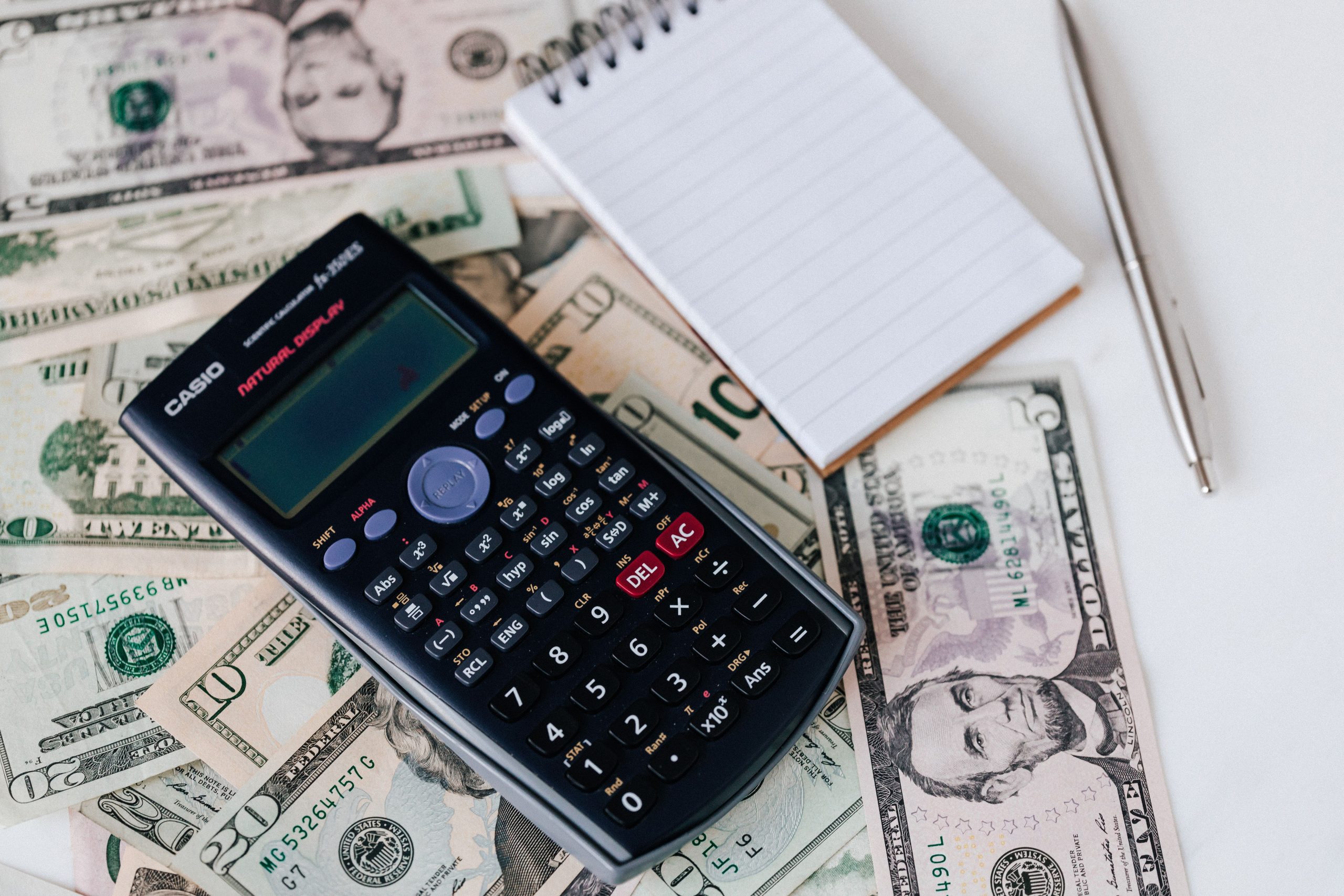 Calculatrice et billet dollars pour budget logement