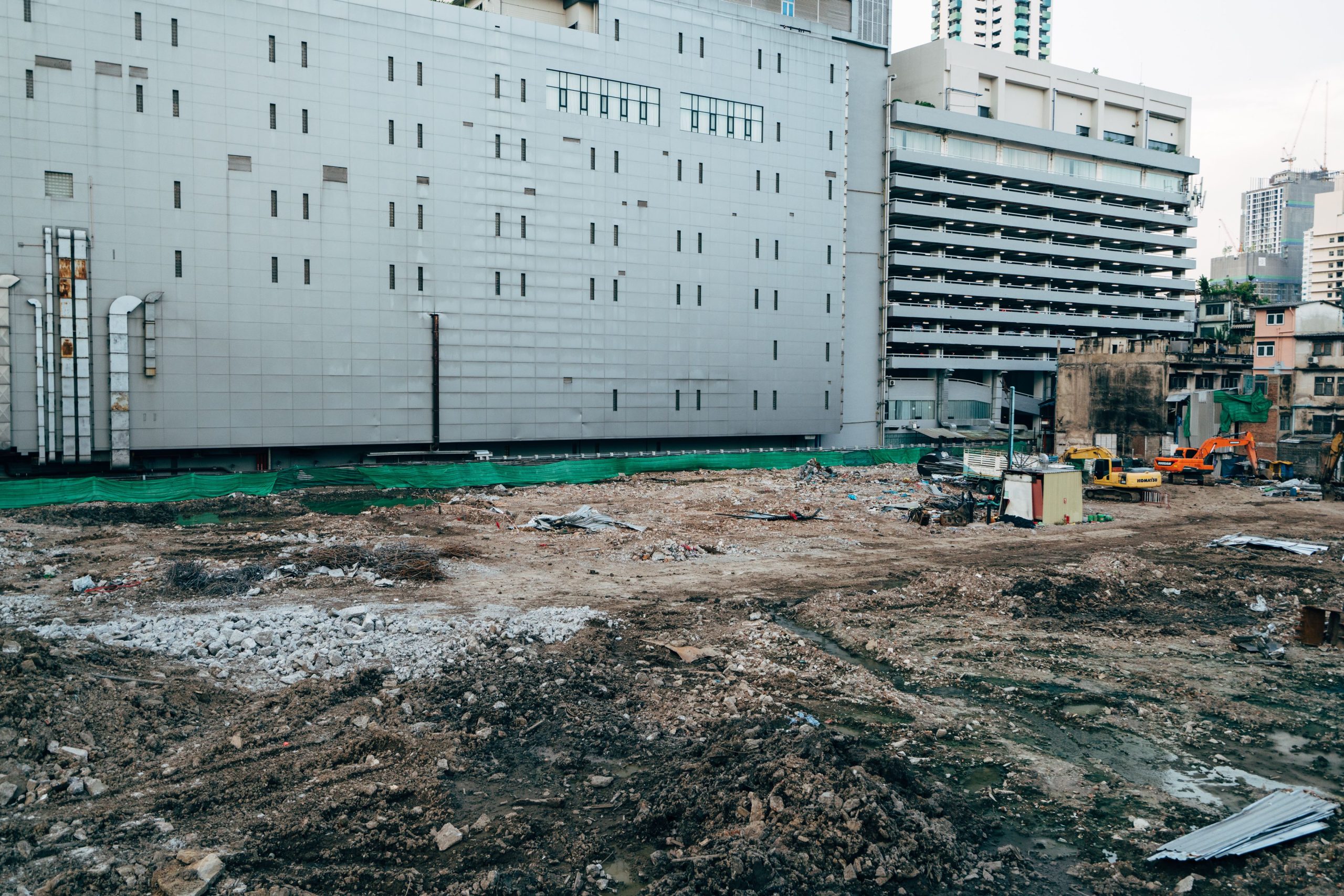 Chantier construction zone urbaine bâtiments modernes