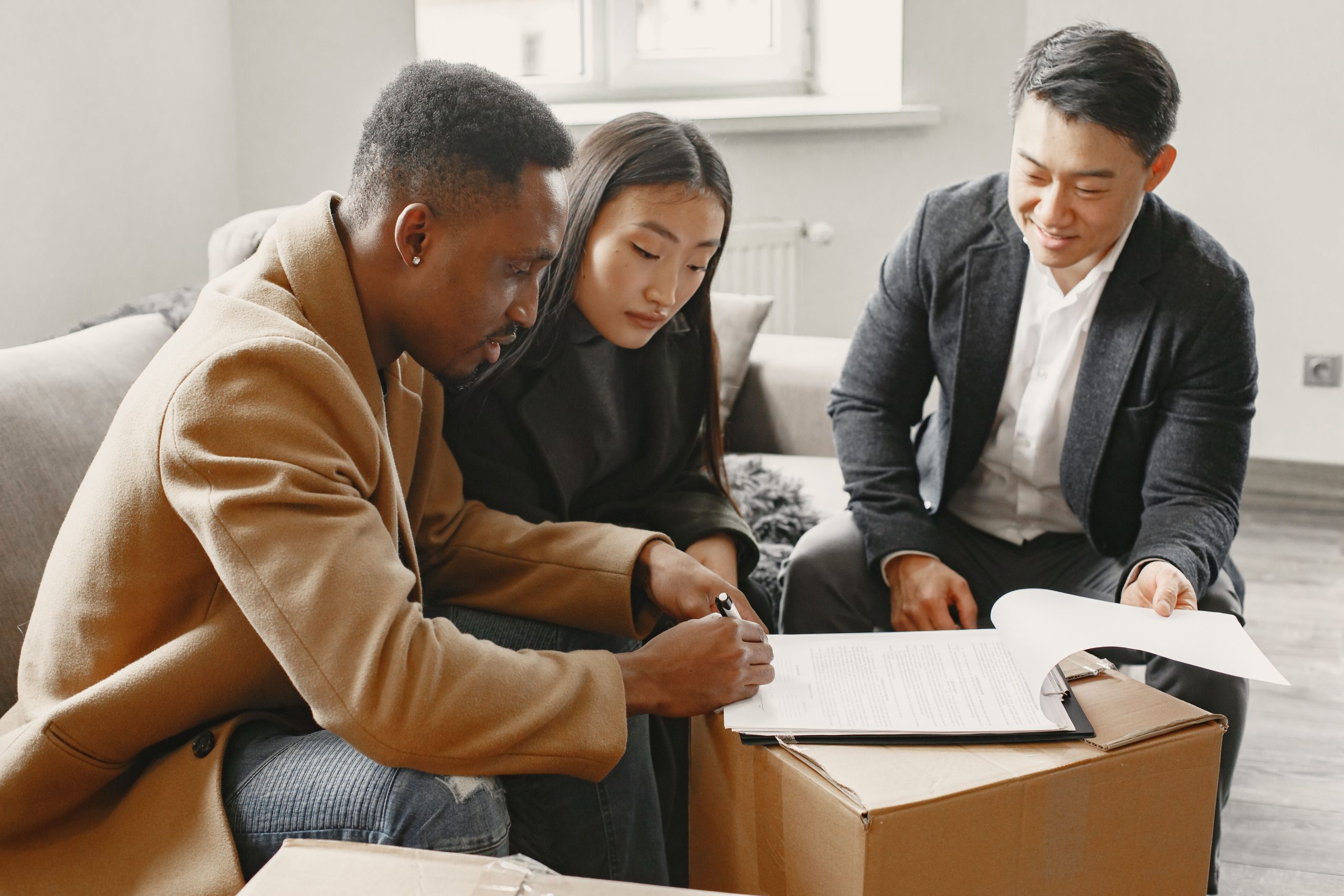Couple signant documents achat maison avec agent