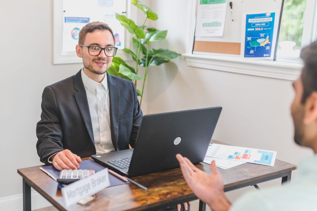 Courtier et client discutant options de prêt