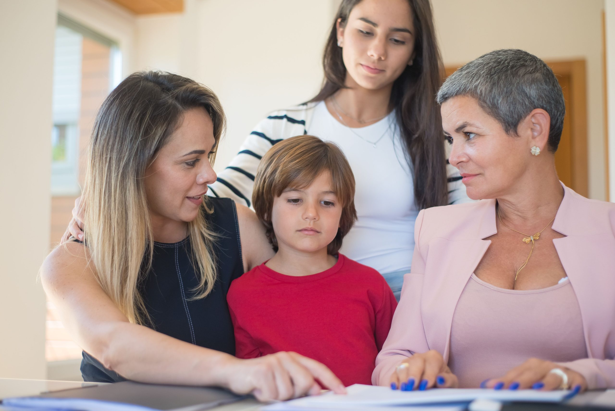 Famille quatre personnes examinant contrats immobiliers