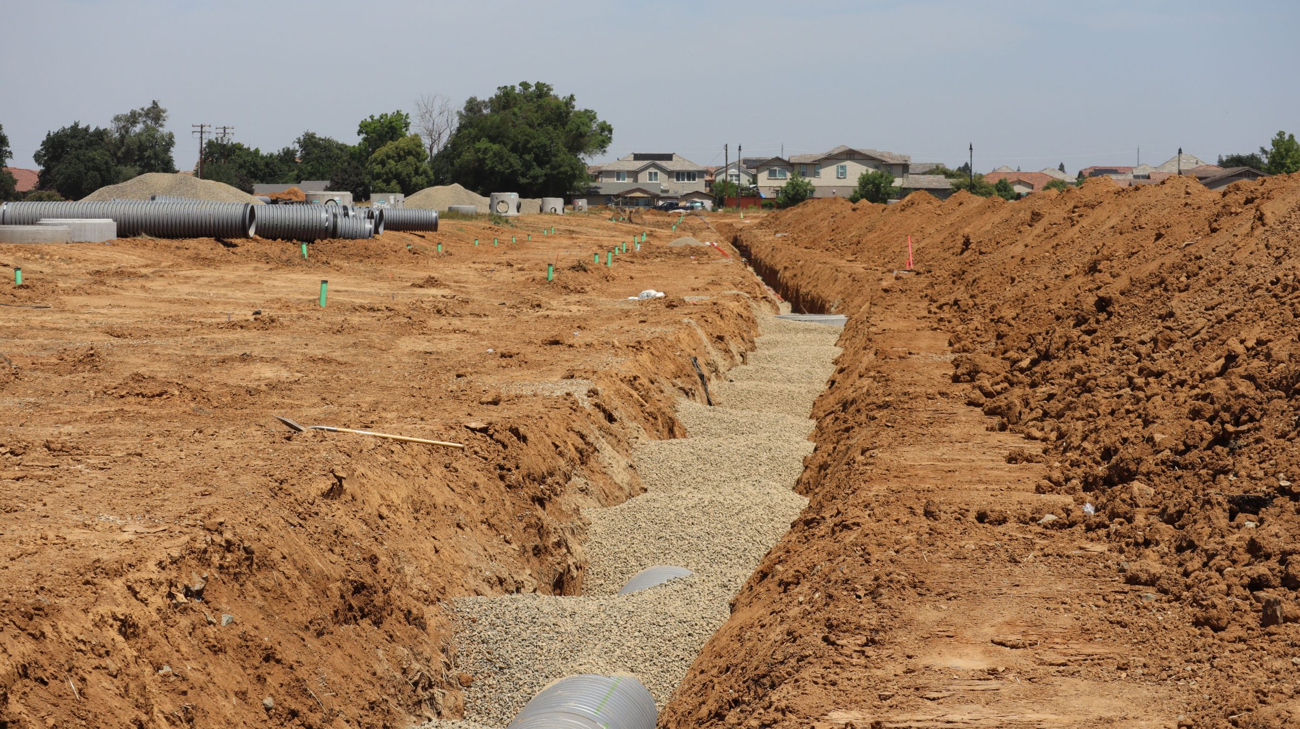 Tranchees et tuyauterie fosse septique construction