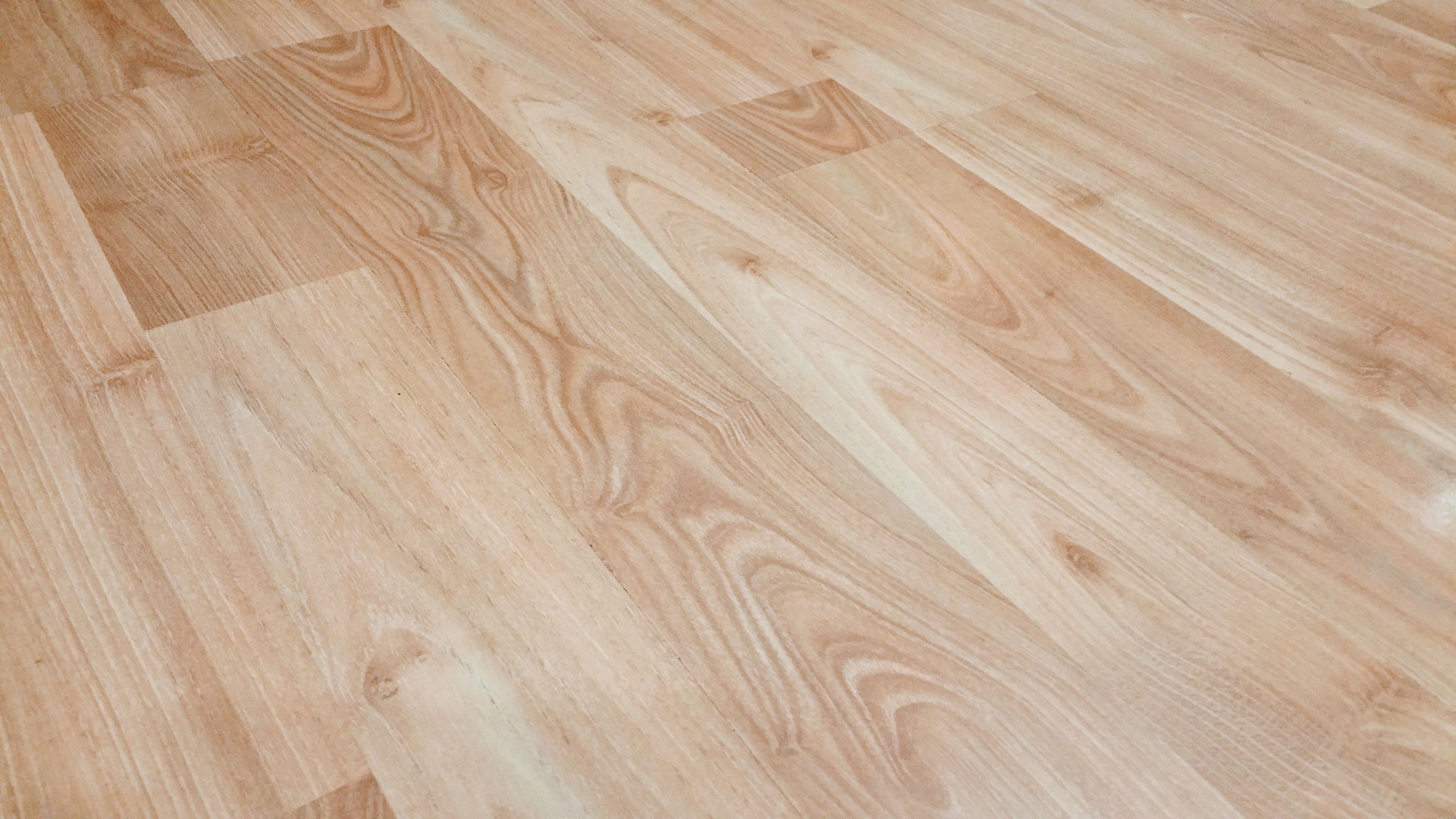 Parquet flottant finition bois clair naturel