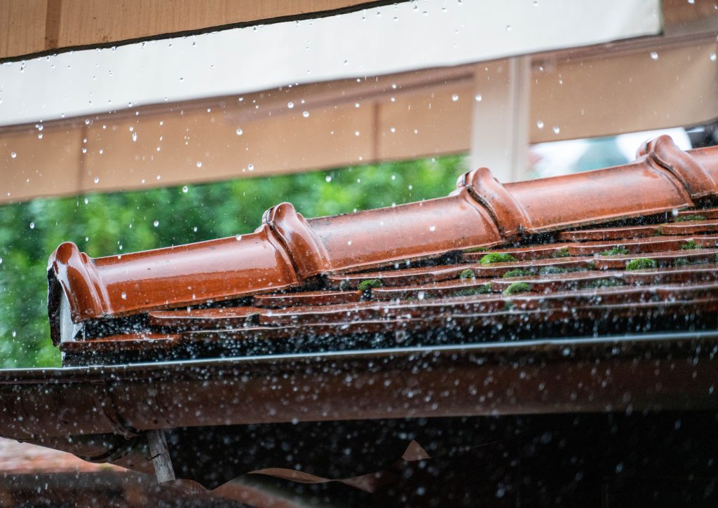 Gouttes de pluie cascade toit terracotta