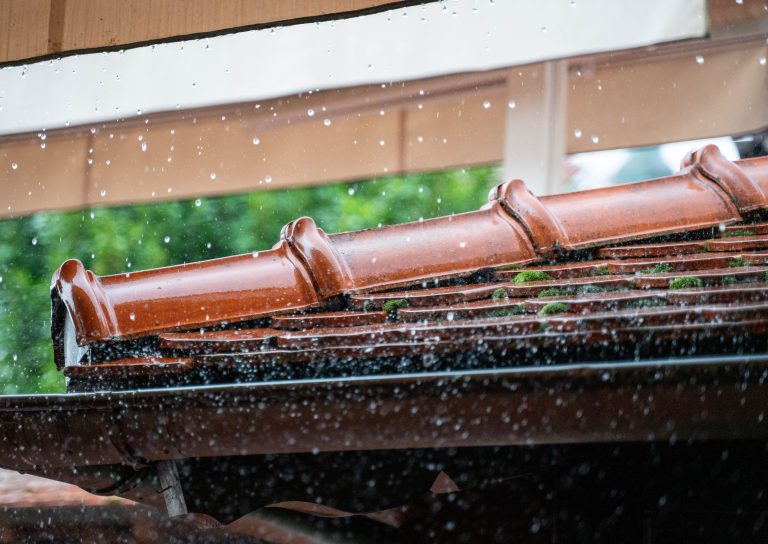 Comment rendre ta pergola vraiment étanche à la pluie ?