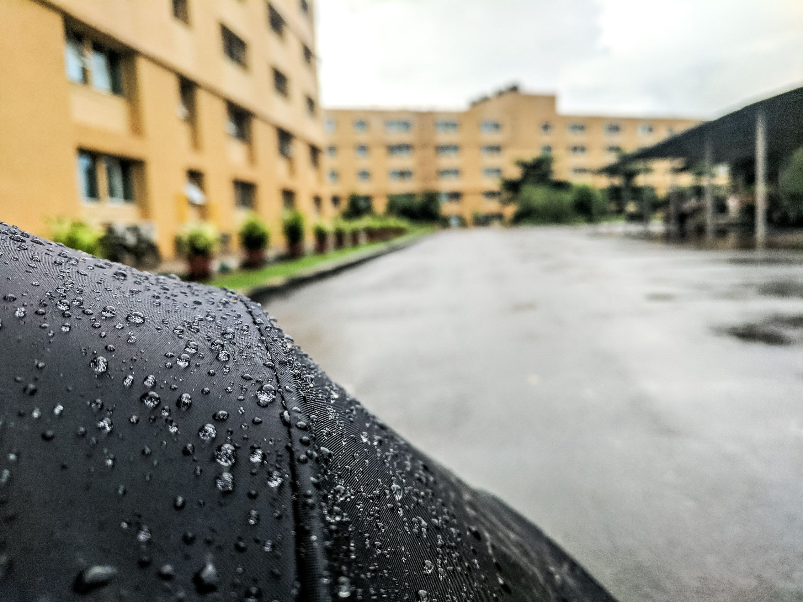 Gouttes pluie surface ville arrière-plan