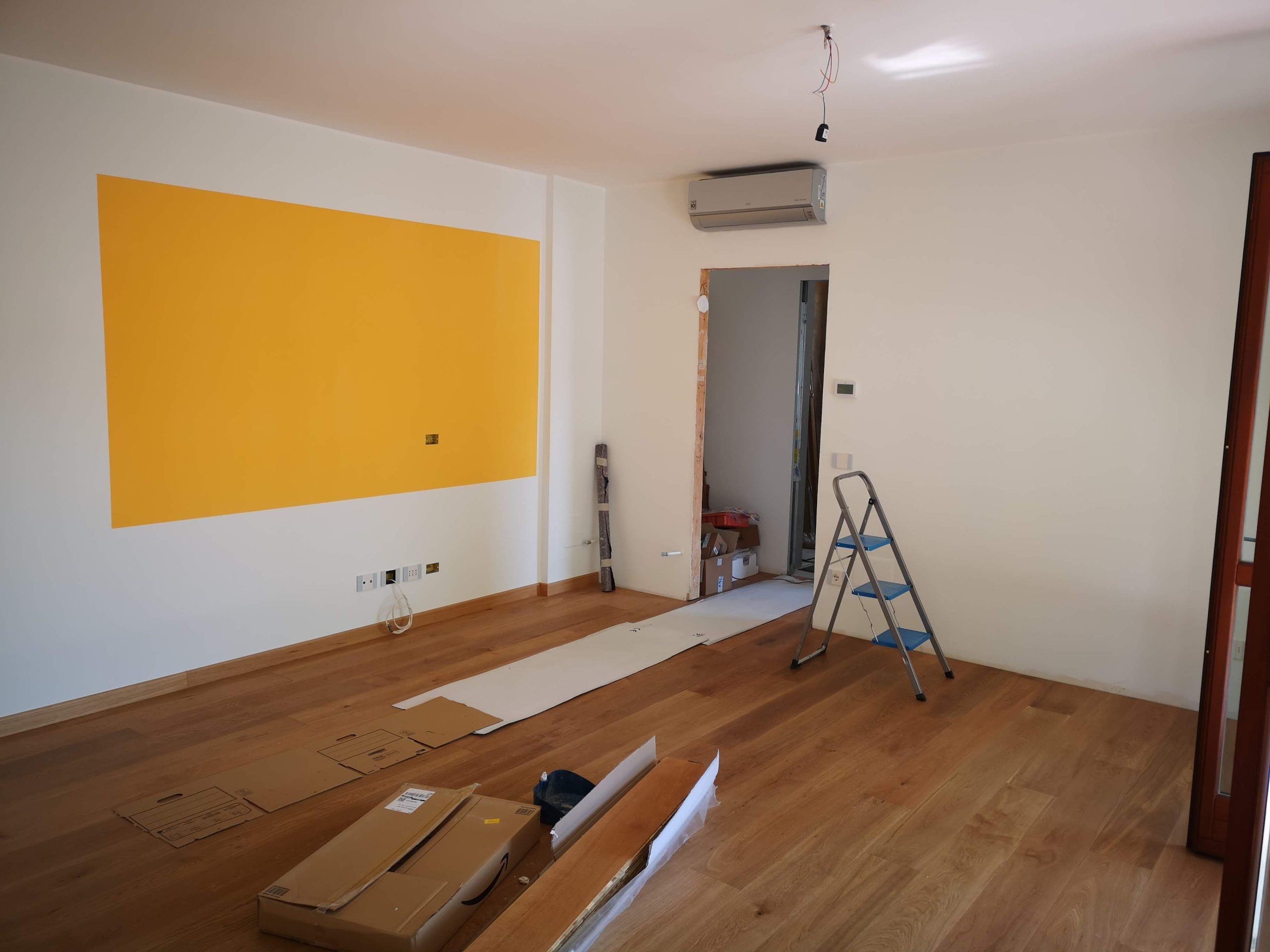 Pièce vide en rénovation avec outils parquet